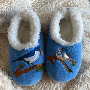 Snoozies Medium Slippers NWOT